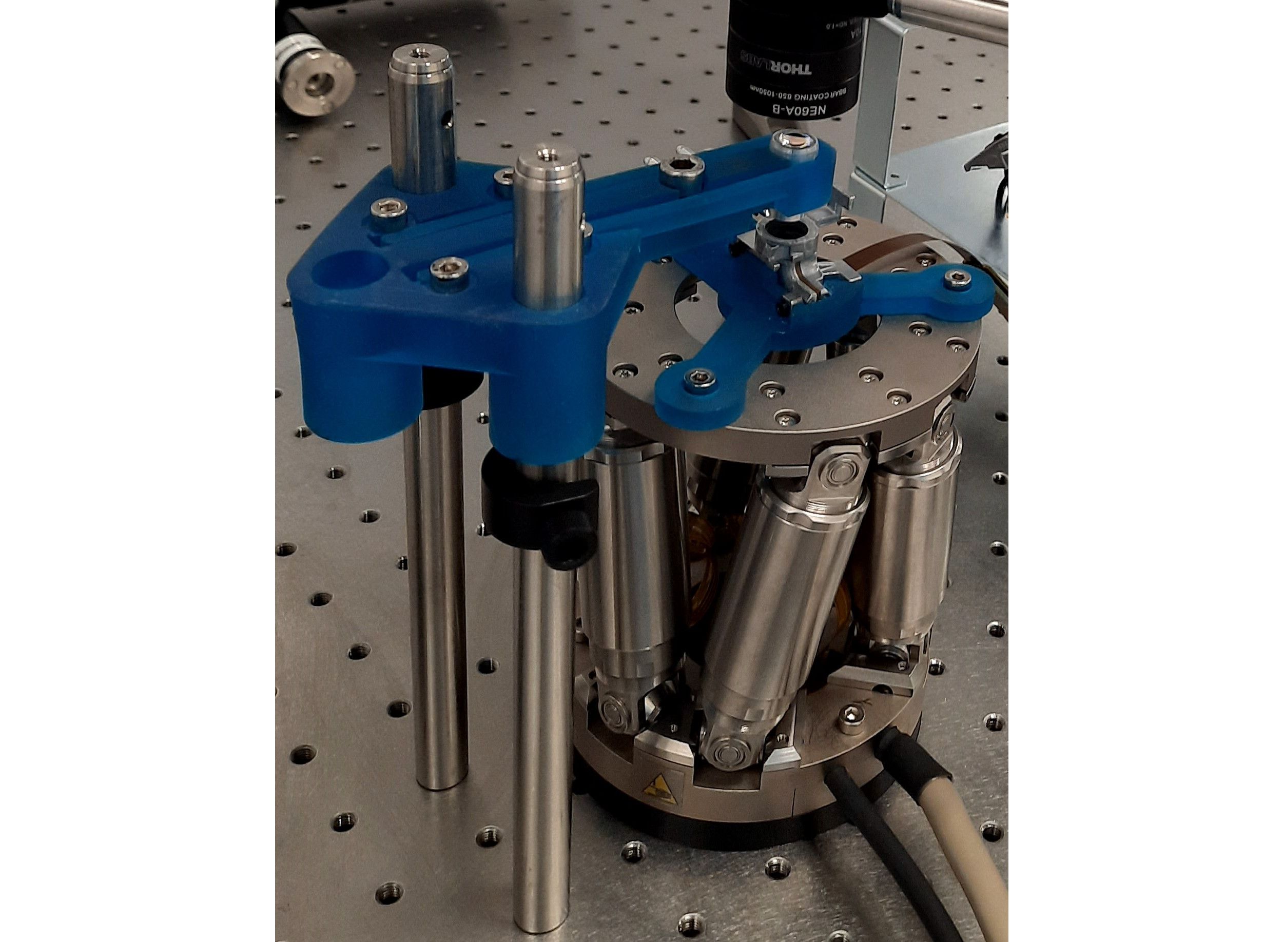 Hexapod for high-precision alignment of optical components 